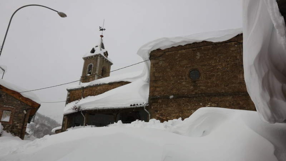 La iglesia de Tejerina, cubierta de nieve, da idea de la acumulación en todo el pueblo.