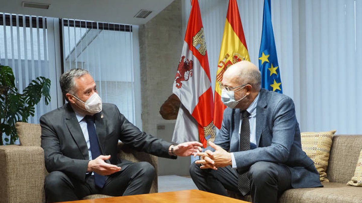 El presidente de las Cortes de Castilla y León, Carlos Pollán (Vox), se reúne con el portavoz del grupo mixto, Francisco Igea (d), en el marco de la ronda de contactos que mantiene con los grupos parlamentarios previa a la sesión de investidura. R. GARCÍA