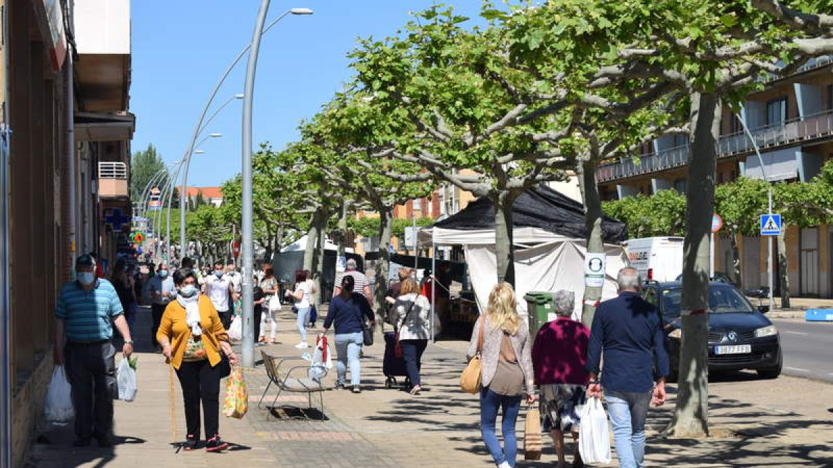 El mercado se reanudó el 26 de mayo en la avenida de Ponferrada. AR