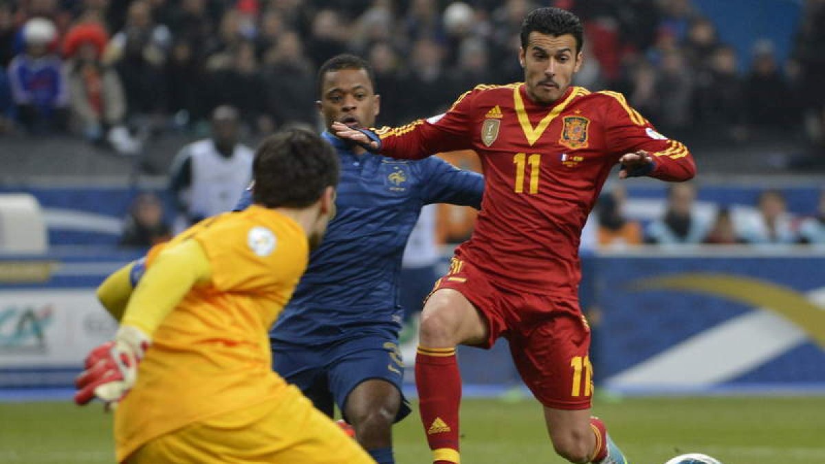 Pedro Rodríguez trata de batir al meta francés en el partido del pasado martes en París.