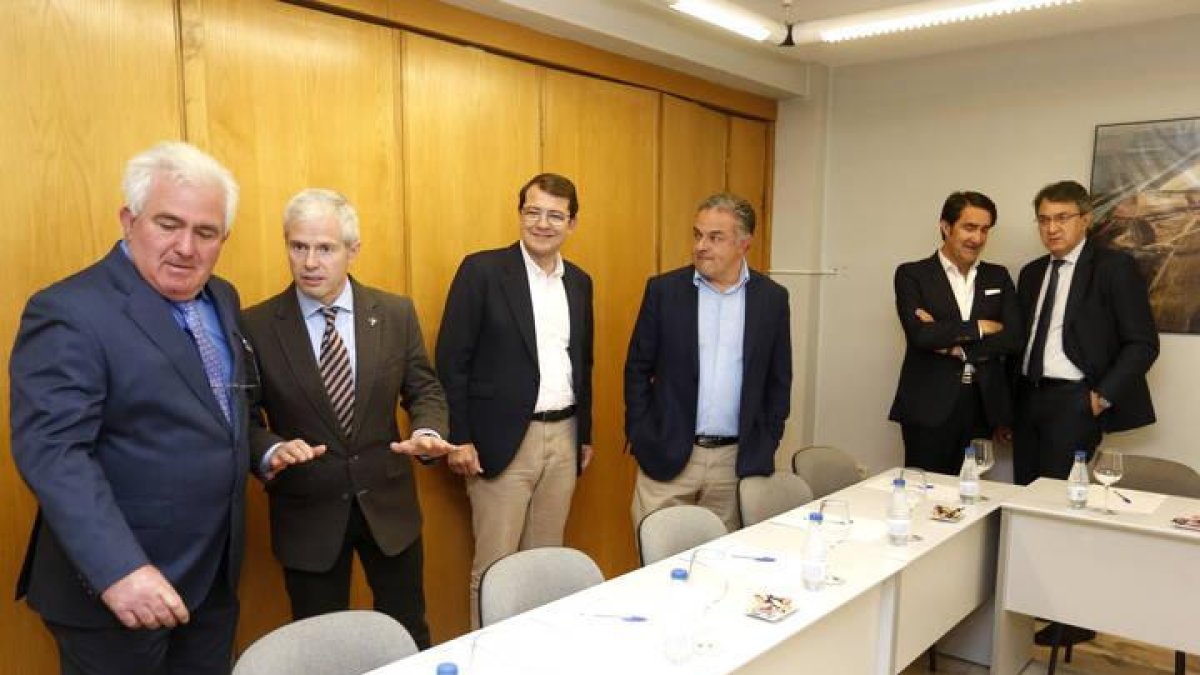 Fernández Mañueco se reunió con los empresarios de Astorga acompañado por el presidente de la Diputación