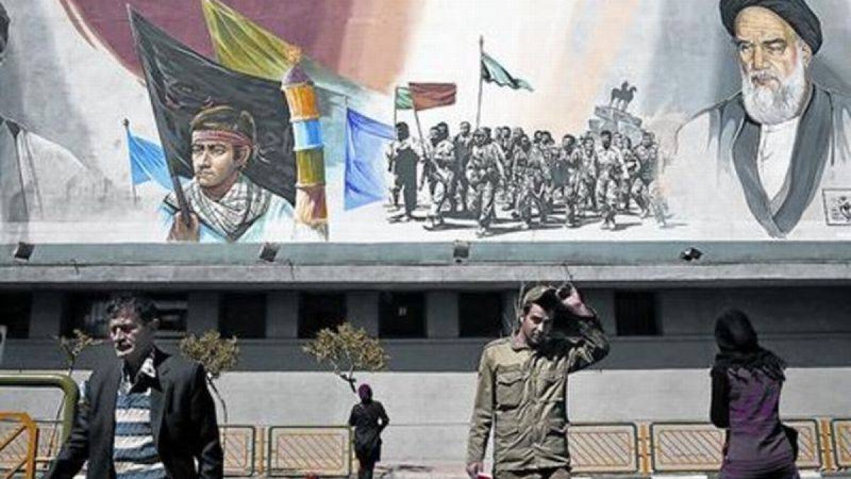 Un mural celebrando la Revolución iraní de 1979 preside una calle del centro de Teherán.