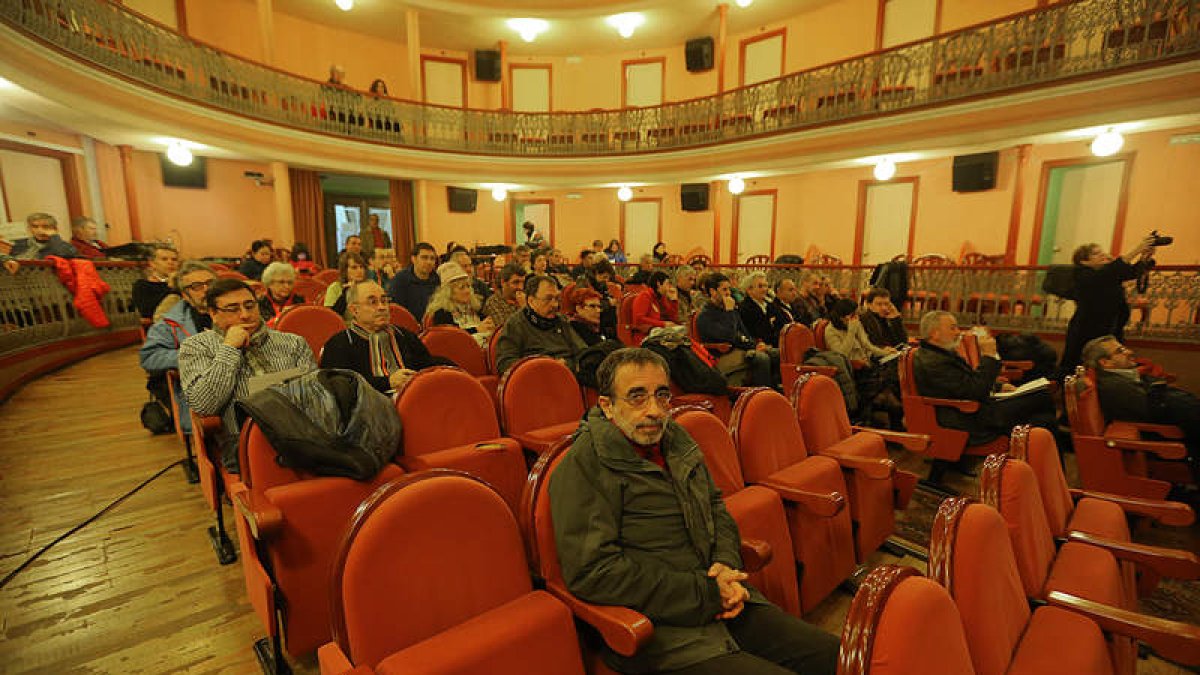 El Teatro Villafranquino de Villafranca acogió ayer las primeras ponencias de este foro monográfico
