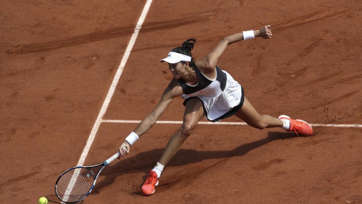 Muguruza pasa a octavos y sigue con paso firme hacia su segundo título en París.