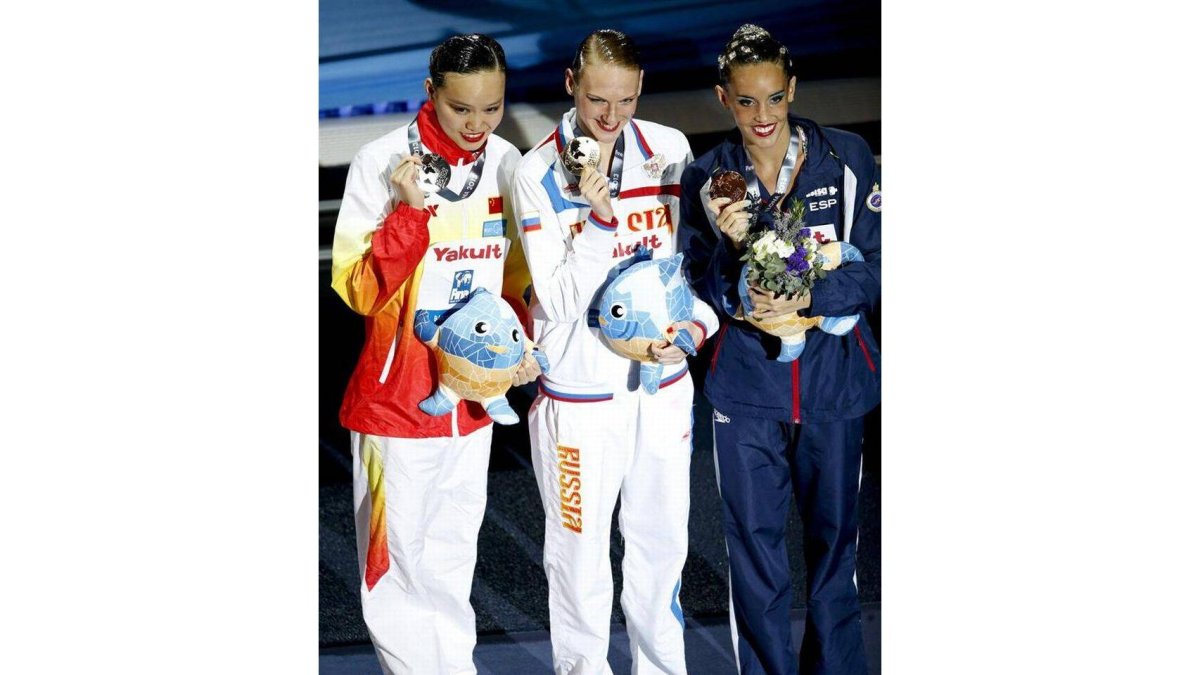 La china Xuechen Huang; la rusa Svetlana Romashina; y la española Ona Carbonell, posan hoy con sus medallas de plata, oro y bronce, respectivamente, tras la final de rutina libre individual disputada en la piscina del Palau Sant Jordi de los Campeonatos d