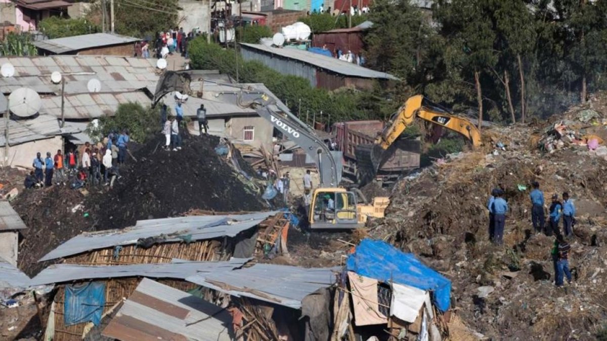Los equipos de emergencia buscan personas atrapadas entre los escombros del vertedero de Adis Abeba.