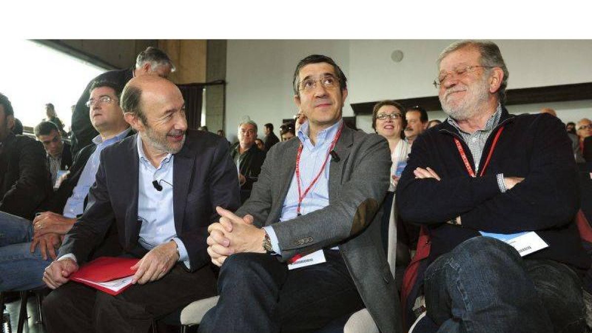 El secretario general del PSOE, Alfredo Pérez Rubalcaba; el exlehendakari Patxi López, y el expresidente de la Junta de Extremadura Juan Carlos Rodriguez, durante el encuentro celebrado en Badajoz.