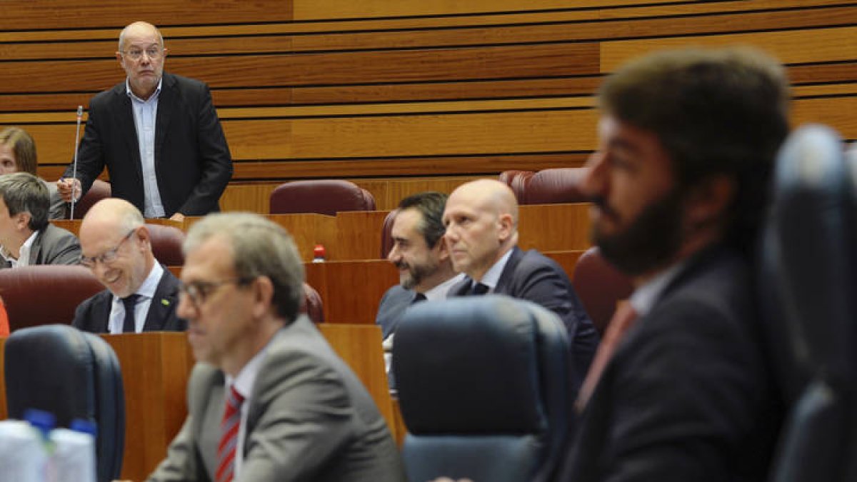 El viceportavoz del Grupo Mixto, Francisco Igea (i), y el vicepresidente de la Junta de Castilla y León, Juan García Gallardo (d), durante la sesión plenaria celebrada hoy. NACHO GALLEGO
