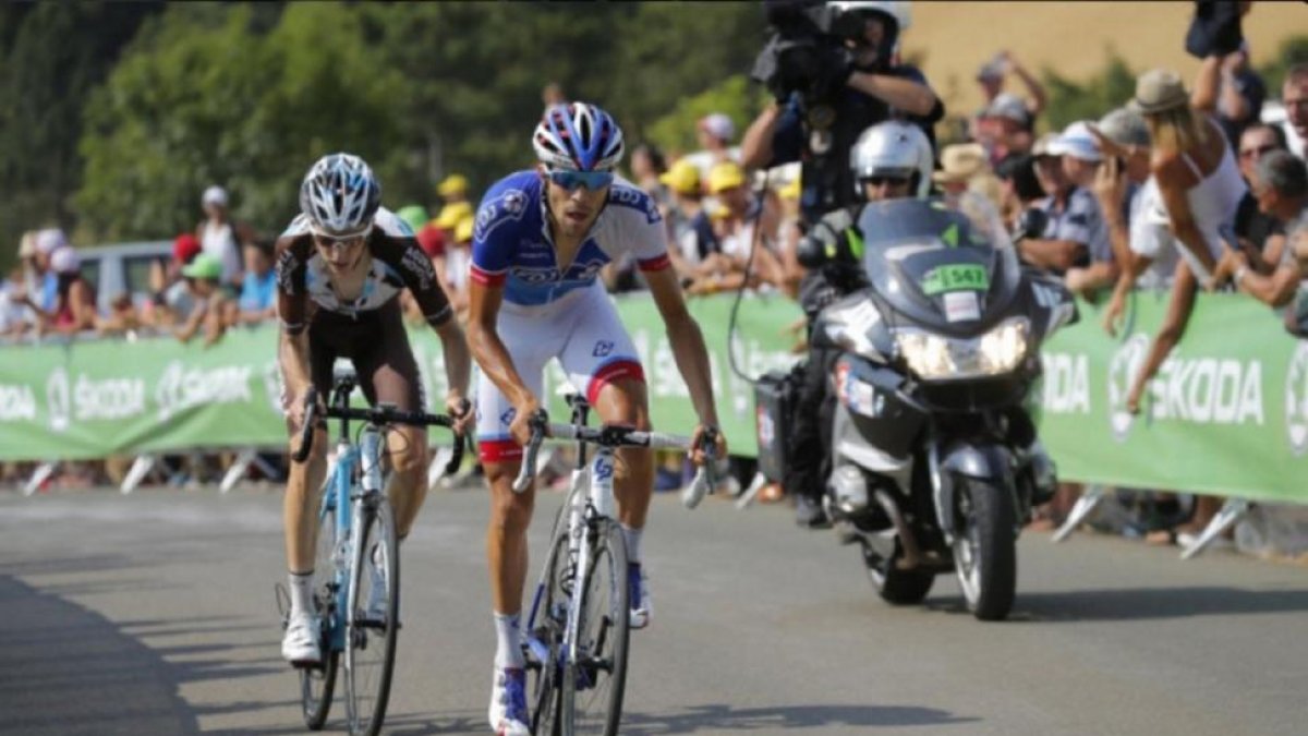 Thibaut Pinot (FDJ) y Romain Bardet, durante la ascensión a Méribel, final de la etapa reina del Dauphiné.