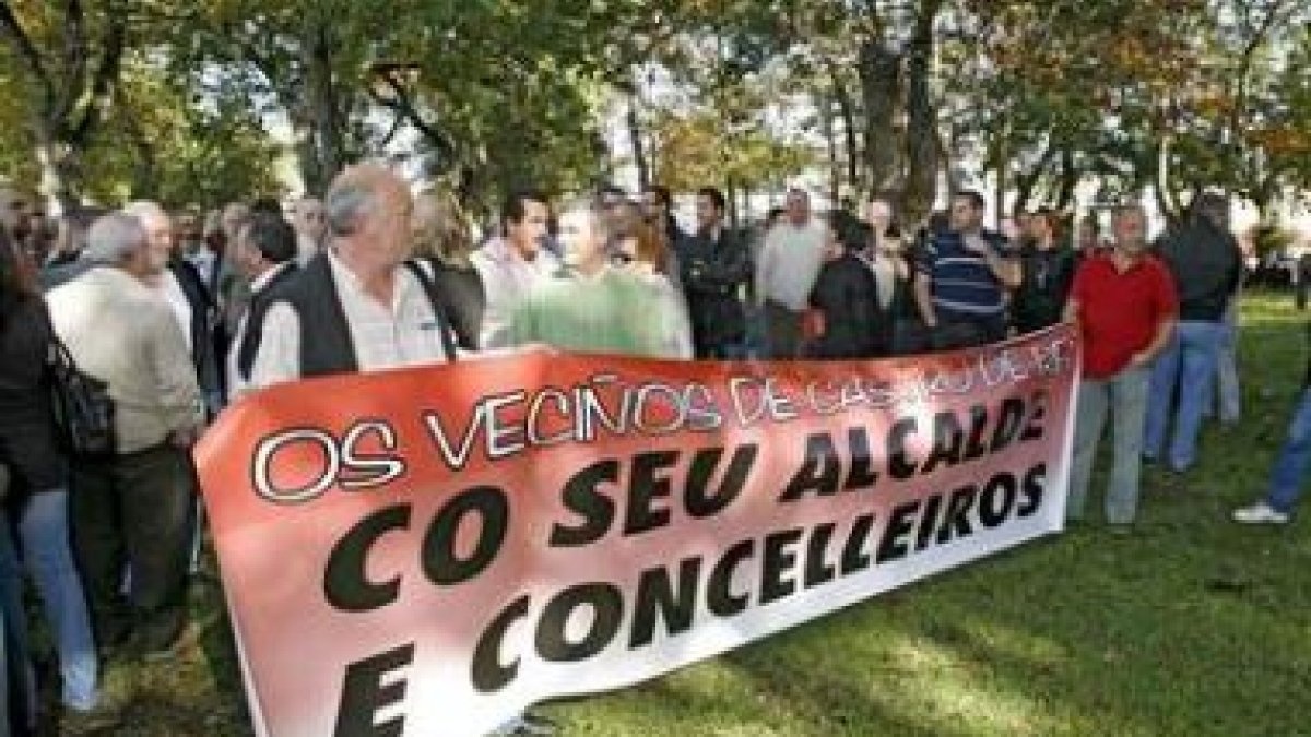 Vecinos se concentran en apoyo al alcalde del PSOE.