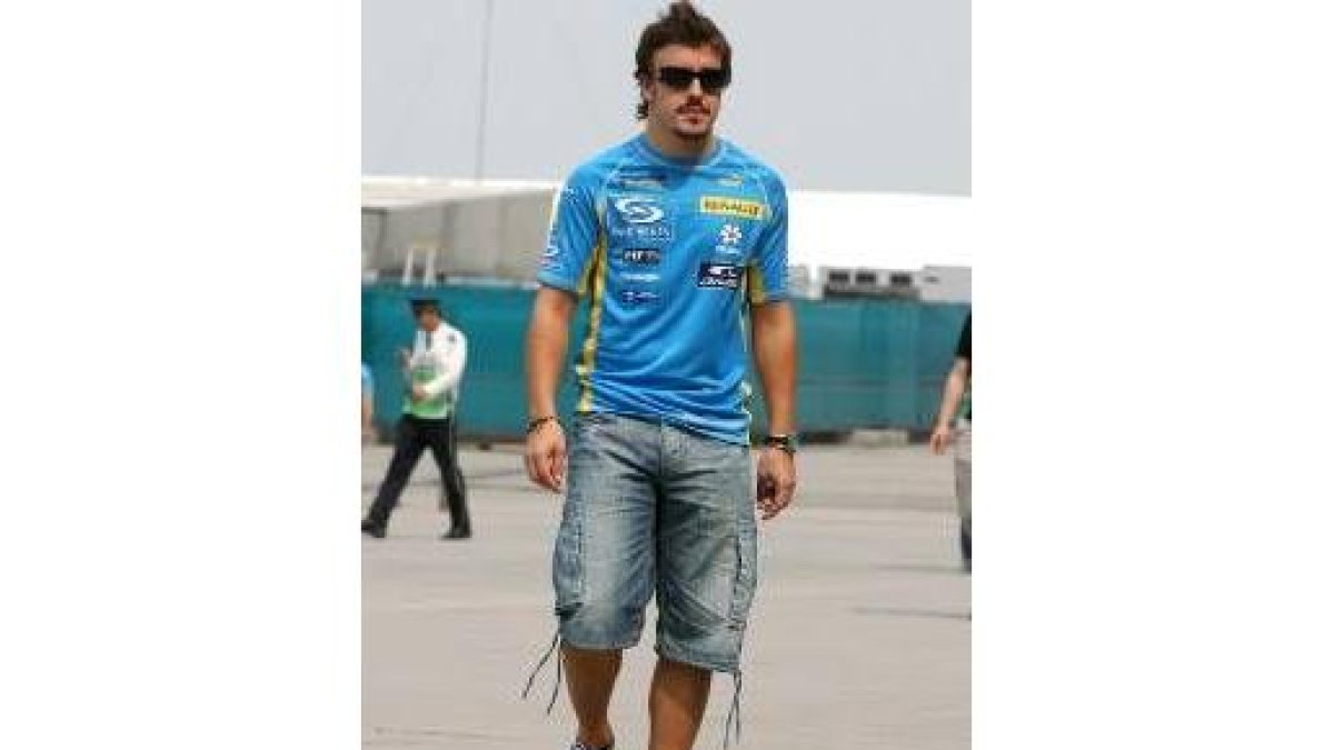 Alonso completó su vuelta a pie por el circuito como es su costumbre