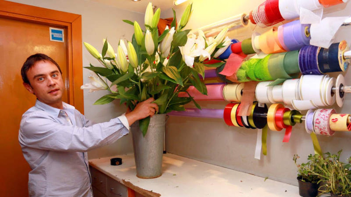 Jorge Martínez en su negocio de floristería.