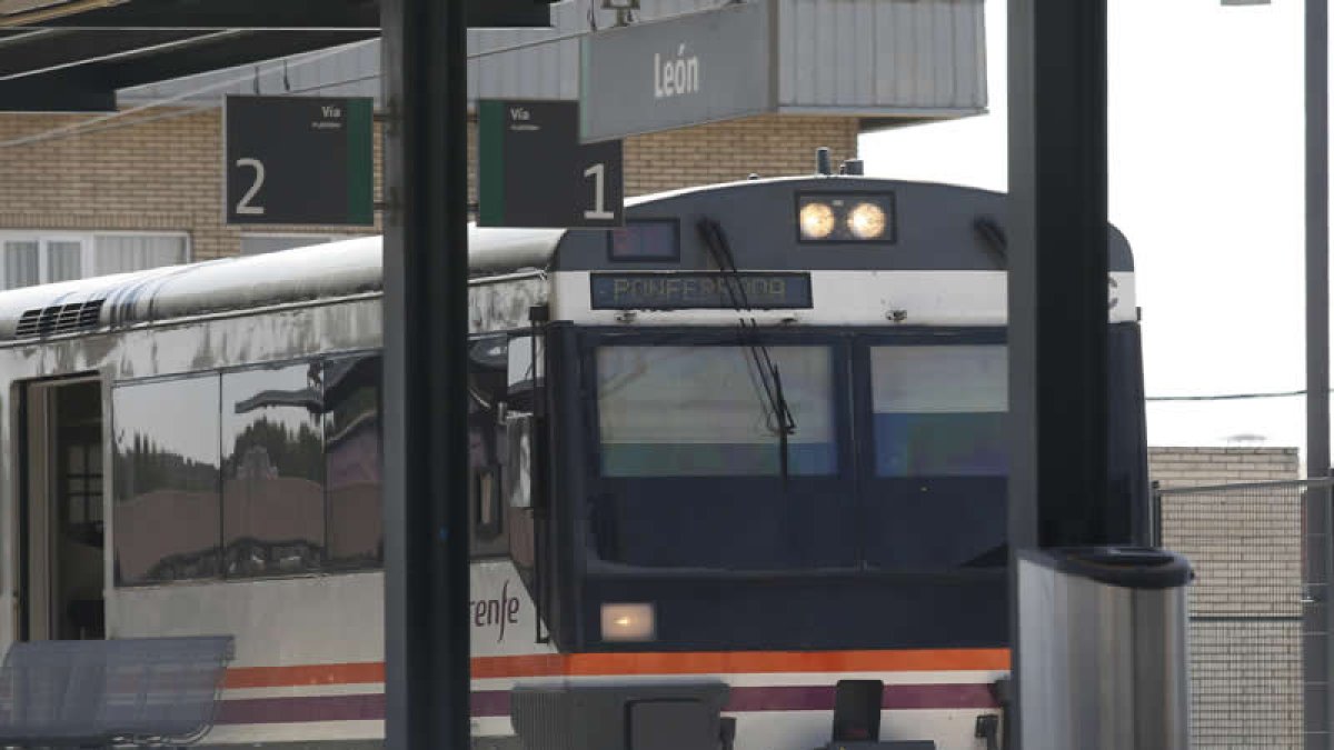 Tren en la estación de Ponferrada. FERNANDO OTERO PERANDONES