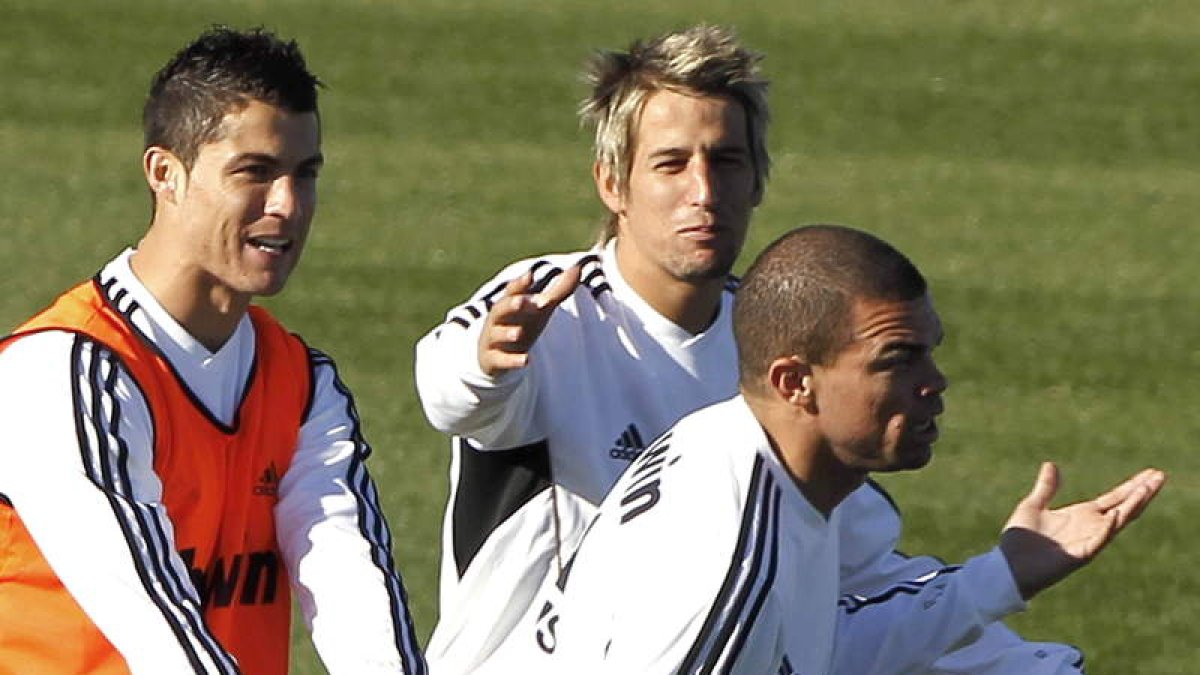 Cristiano Ronaldo, Fabio Coentrao y Pepe, durante el entrenamiento de ayer en Valdebebas.