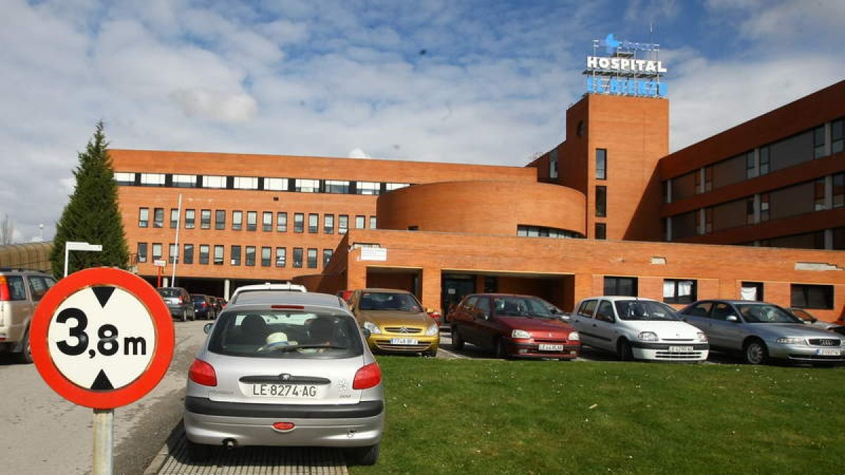Imagen del exterior del Hospital del Bierzo, en la zona de entrada a Consultas Externas.
