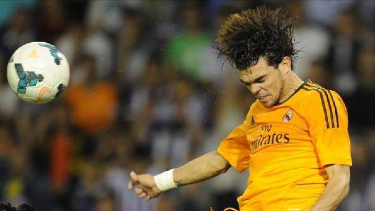 Pepe remata de cabeza en el partido de Liga en Valladolid.