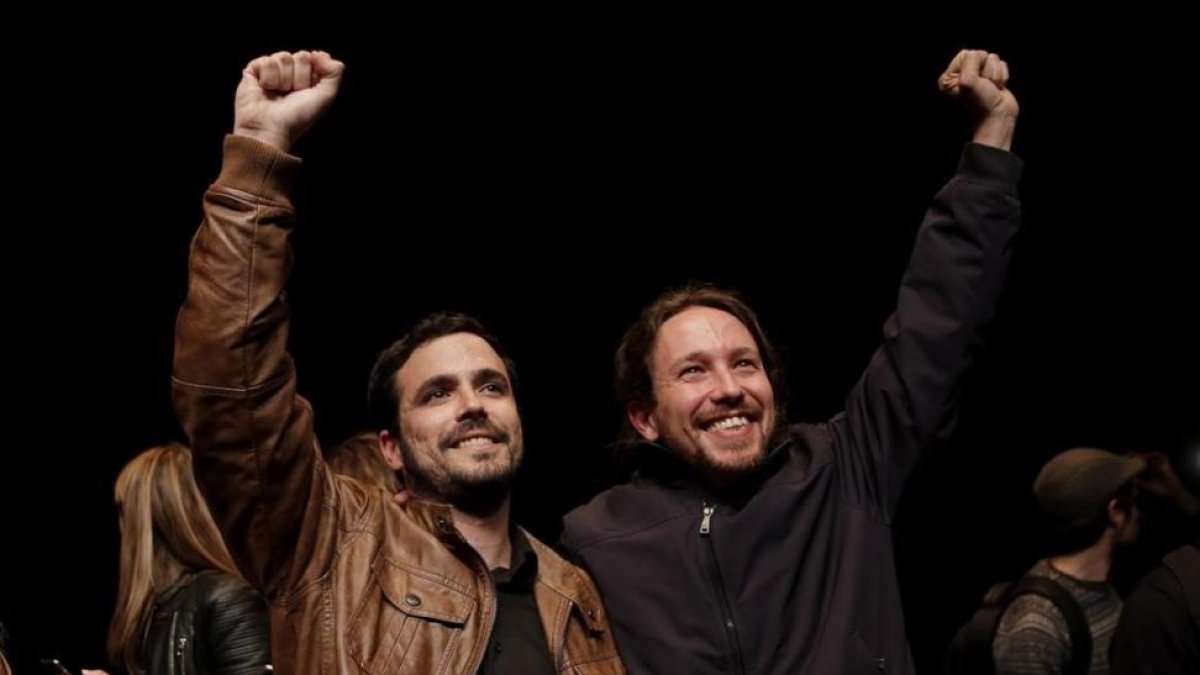 Alberto Garzón de IU y Pablo Iglesias de Podemos, durante el acto en el que han comunicado el acuerdo de estos dos partidos para las próximas elecciones.