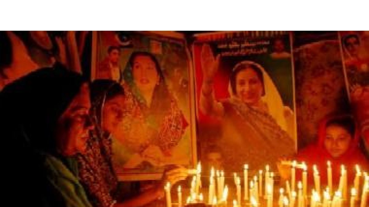 Simpatizantes de Bhutto encienden unas velas para celebrar el aniversario de su nacimiento