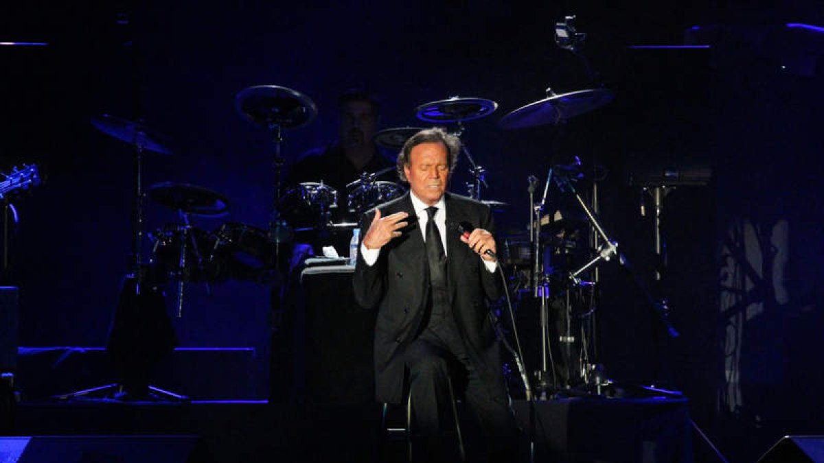 Julio Iglesias en un concierto en el estadio Reino de León. SECUNDINO PÉREZ