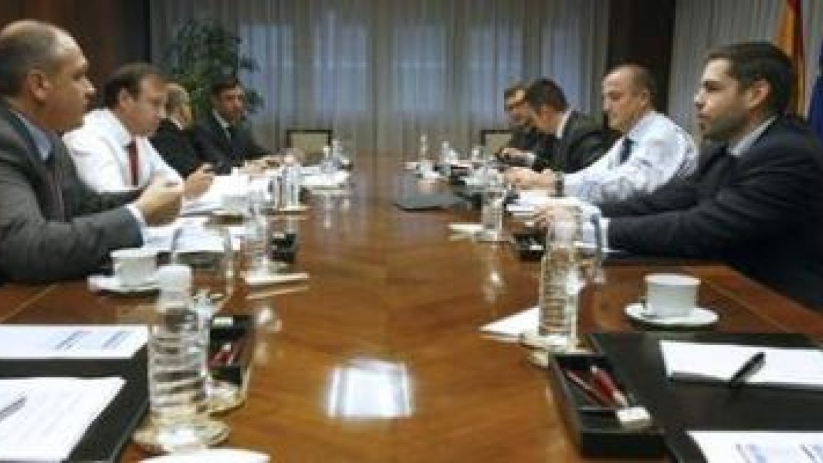 Responsables de Turismo y Comercio Interior en la reunión mantenida con el ministro Sebastián.