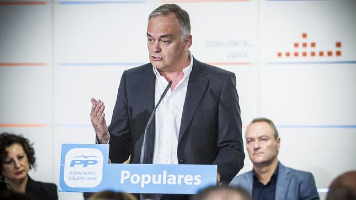 González Pons durante una reunión con miembros del partido de la Comunidad Valenciana para abordar las aportaciones al programa del PP para las elecciones europeas.