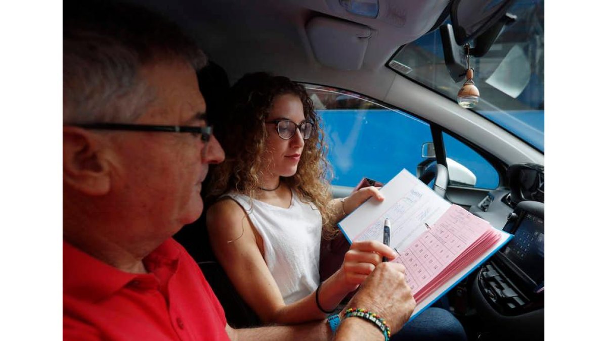 Un examinador de conducir con una alumna. JESÚS F. SALVADORES