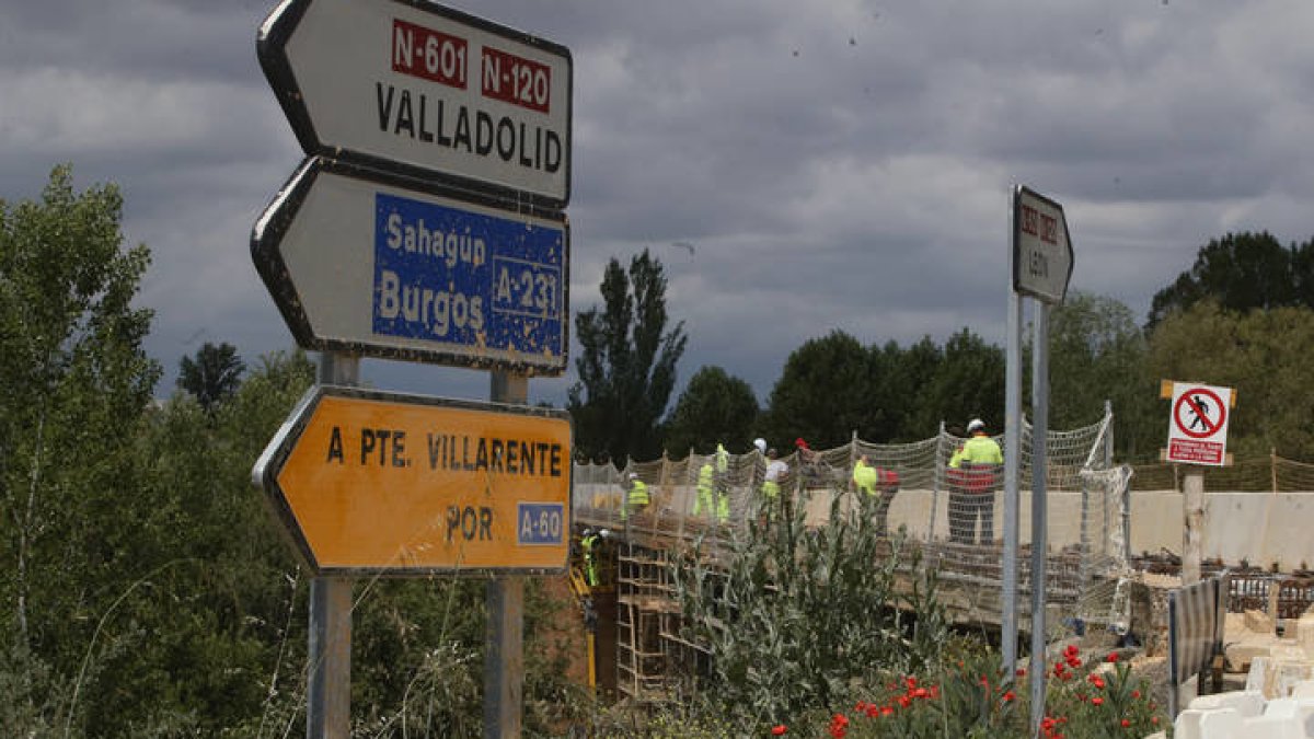 Los trabajadores durante las obras que se realizan en el puente sobre el río Porma en Puente Villarente. RAMIRO