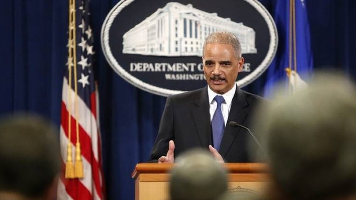 El fiscal general de EEUU, Eric Holder, atiende a los medios, el martes en Washington.