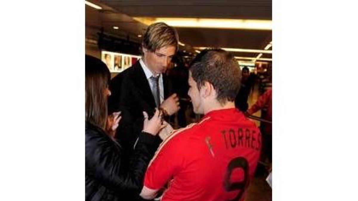 Torres firma autógrafos a su llegada a Bruselas