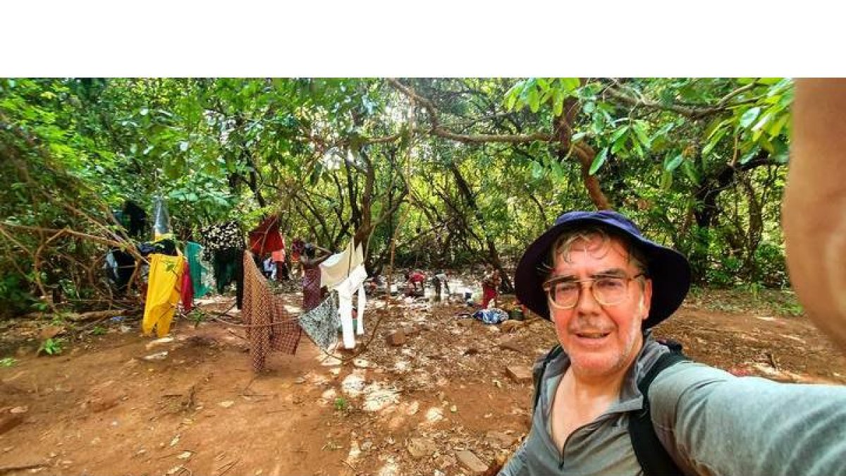 El reportero Manuel Félixllega al bosque en el que los habitantes de Senegal penetran en agujeros de 15 metros para extraer el oro. MANUEL FÉLIX