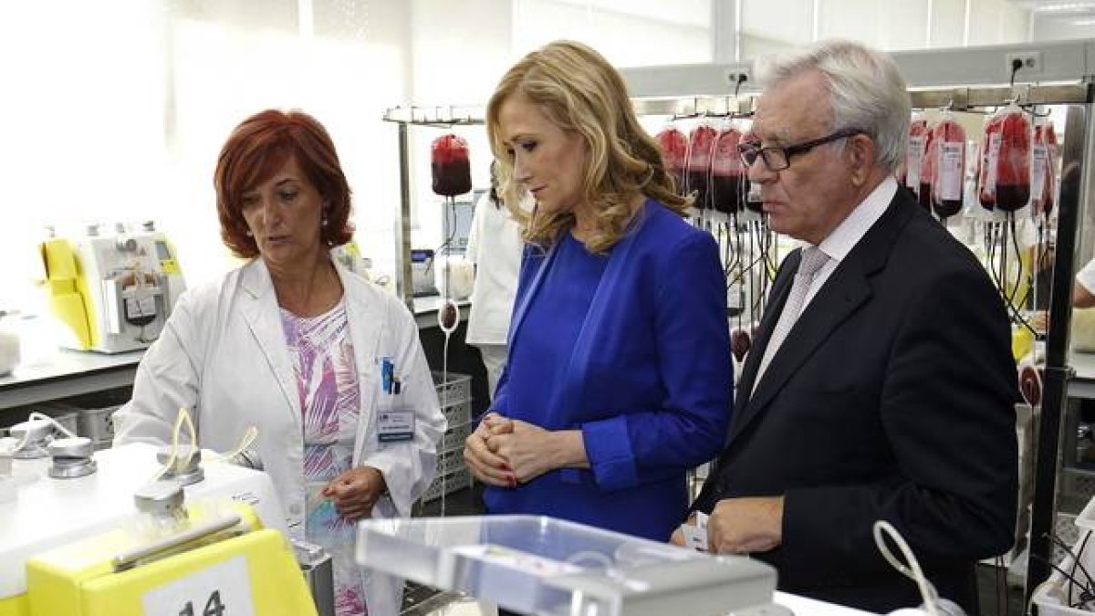 Cristina Cifuentes, presidenta de la Comunidad de Madrid, durante la visita que ha realizado a la sede del Centro de Transfusión de Sangre de Madrid.