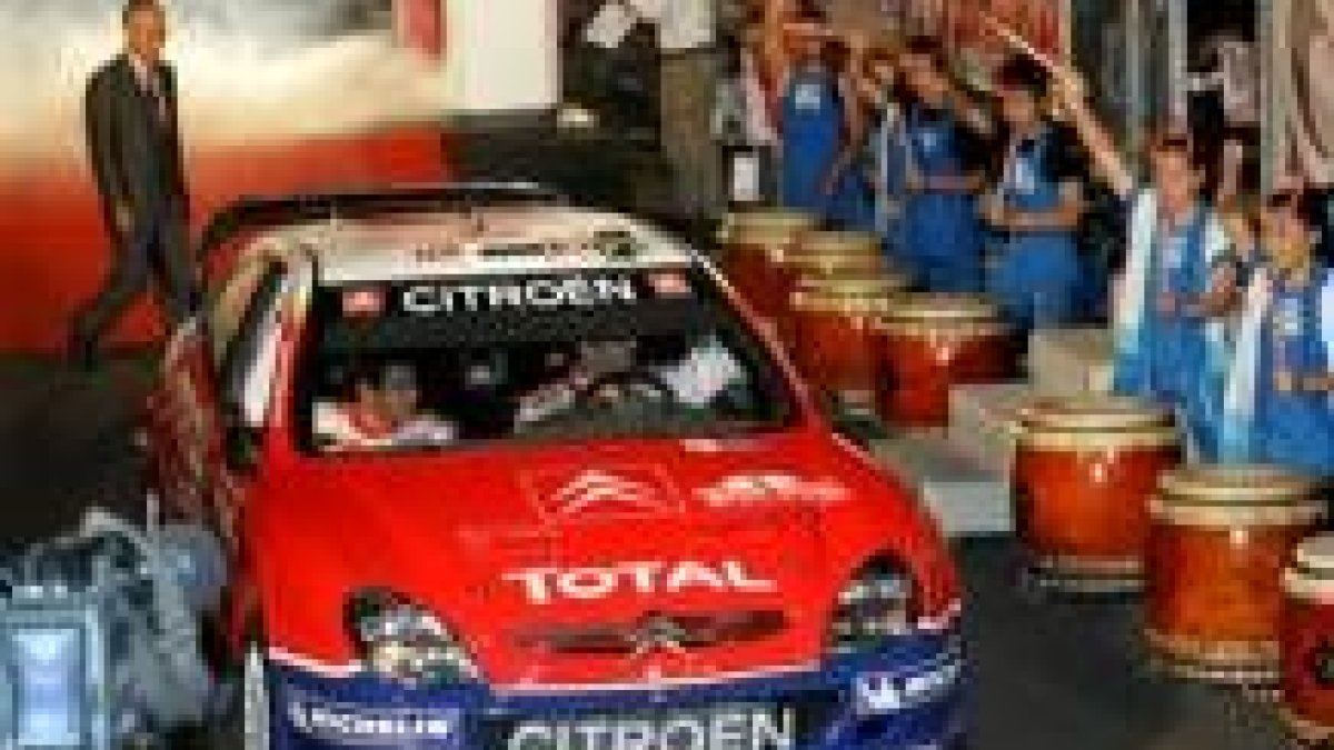 Loeb pasa con su coche por un ritual tradicional de Japón antes del inicio del rally