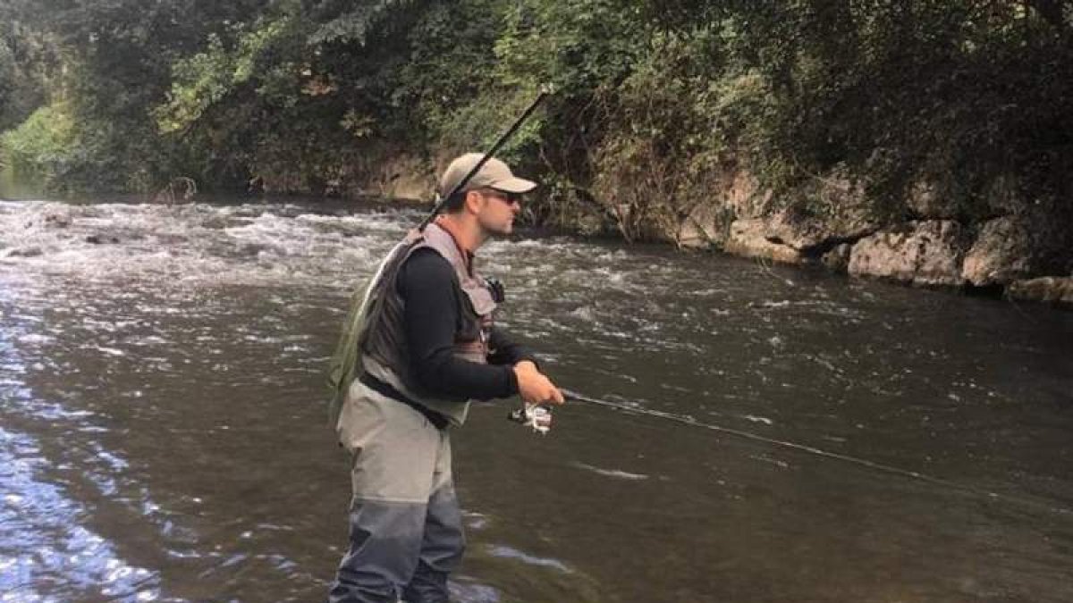 José Manuel Juan Cifuentes en una jornada de pesca en los ríos leoneses. DL