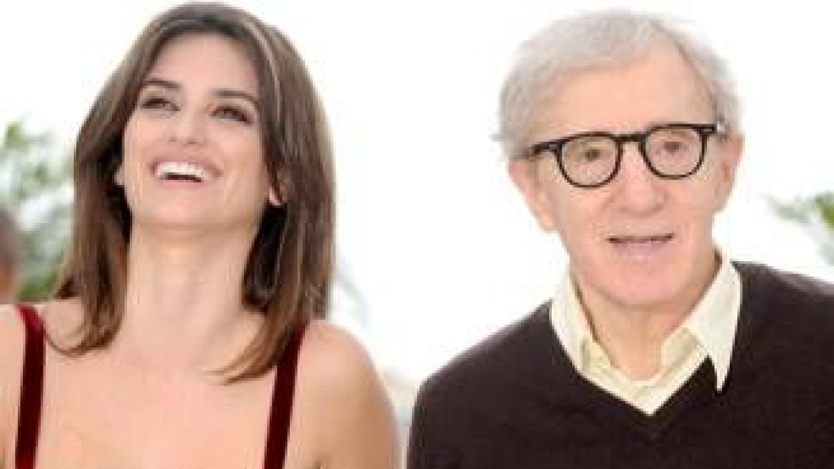 La actriz española Penélope Cruz junto al director norteamericano Woody Allen, ayer en Cannes