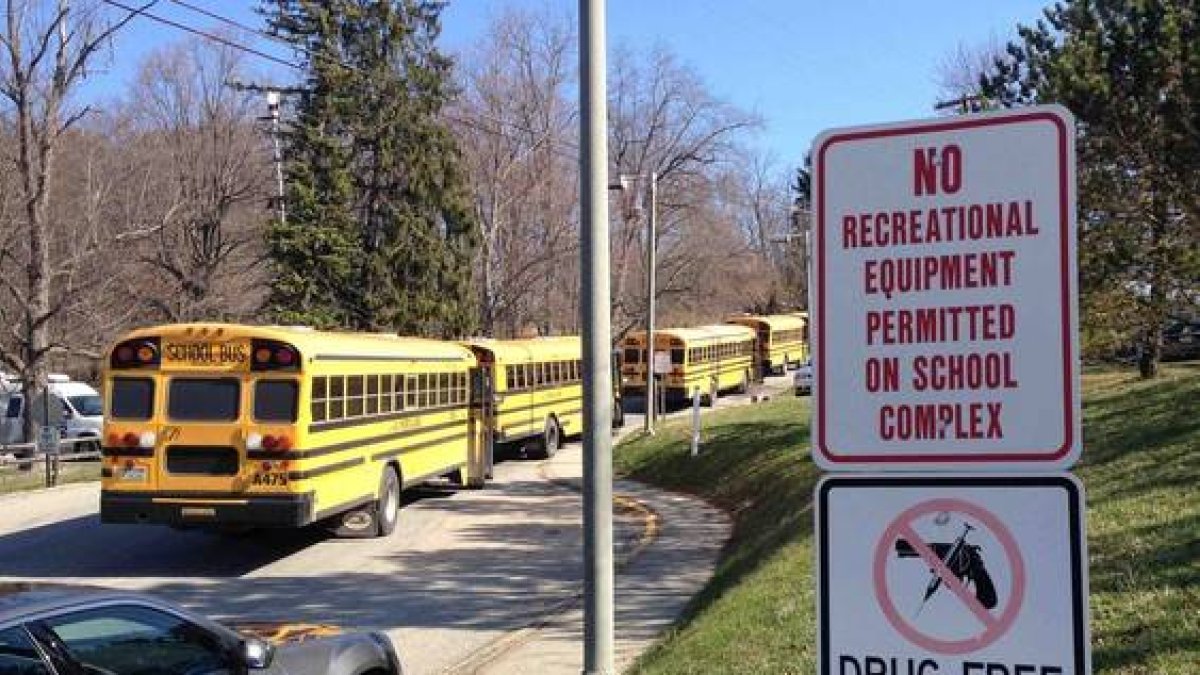El autobús escolar aparcado delante del Instituto Regional Franklin de Murrysville