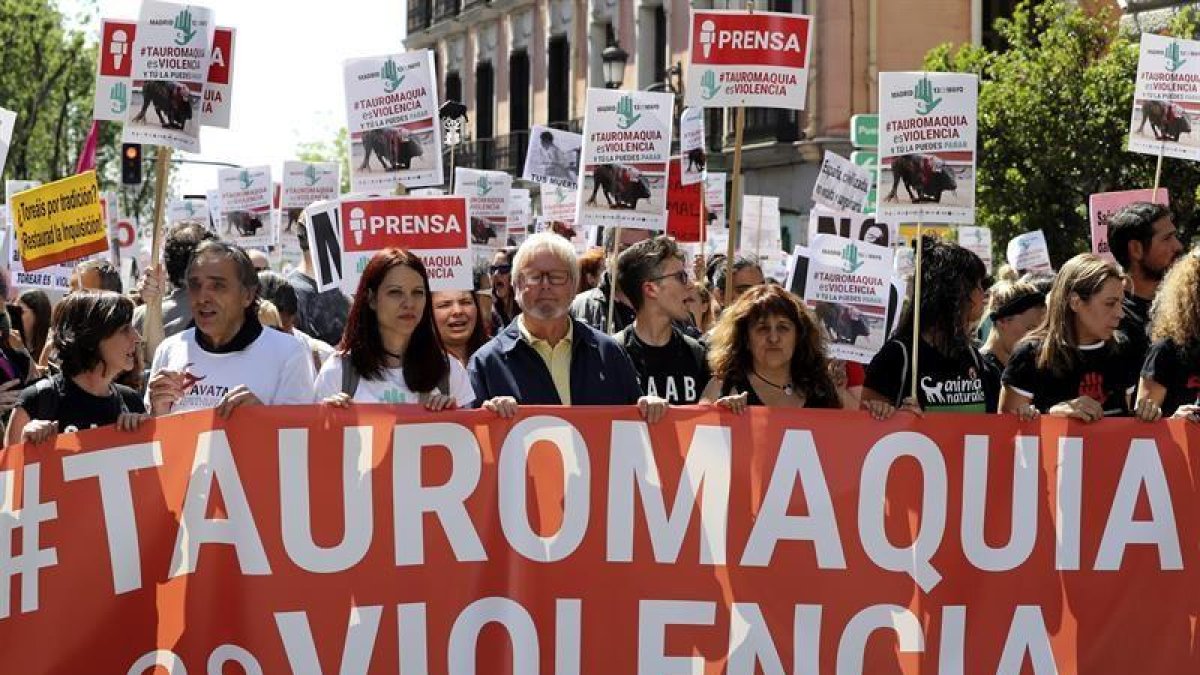 Vista de la manifestación celebrada esta tarde en Madrid convocada por varias asociaciones de defensa de los animales para protestar contra las corridas de toros.