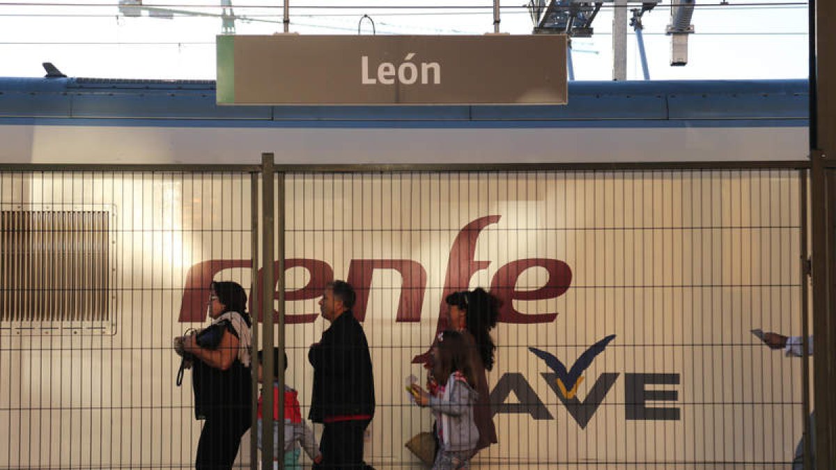 Imagen de un tren AVE en la estación de León capital