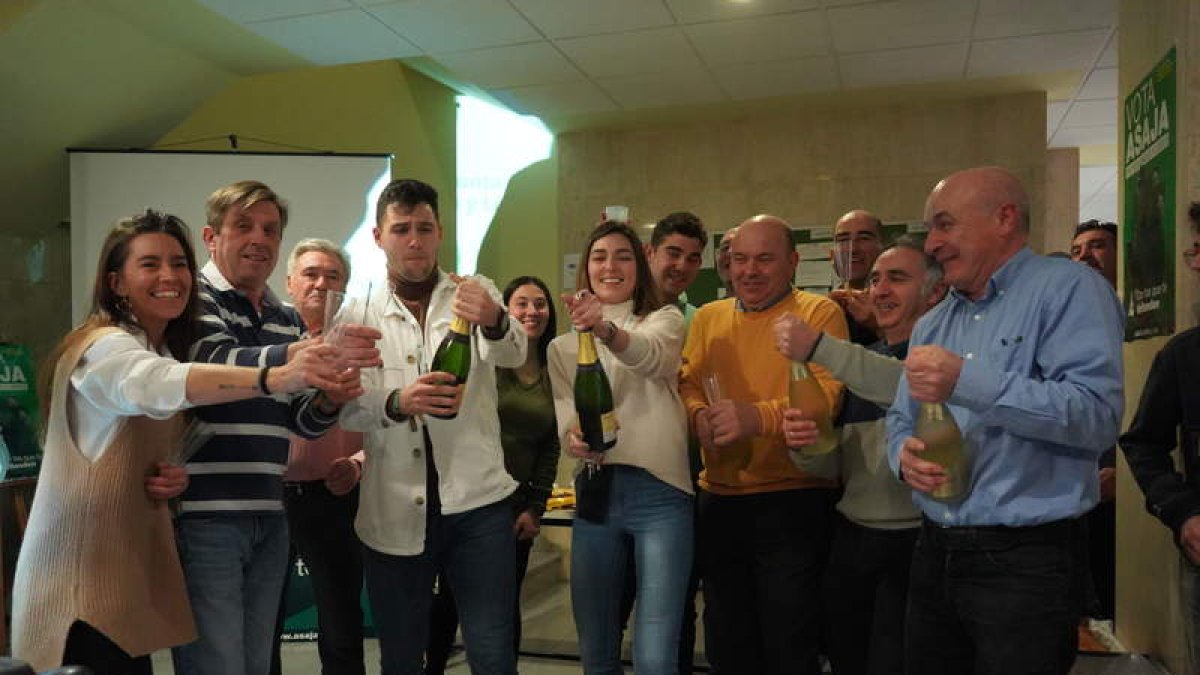 Los responsables de Asaja en León, celebrando su victoria por todo lo alto en su sede del Paseo de Salamanca de la capital