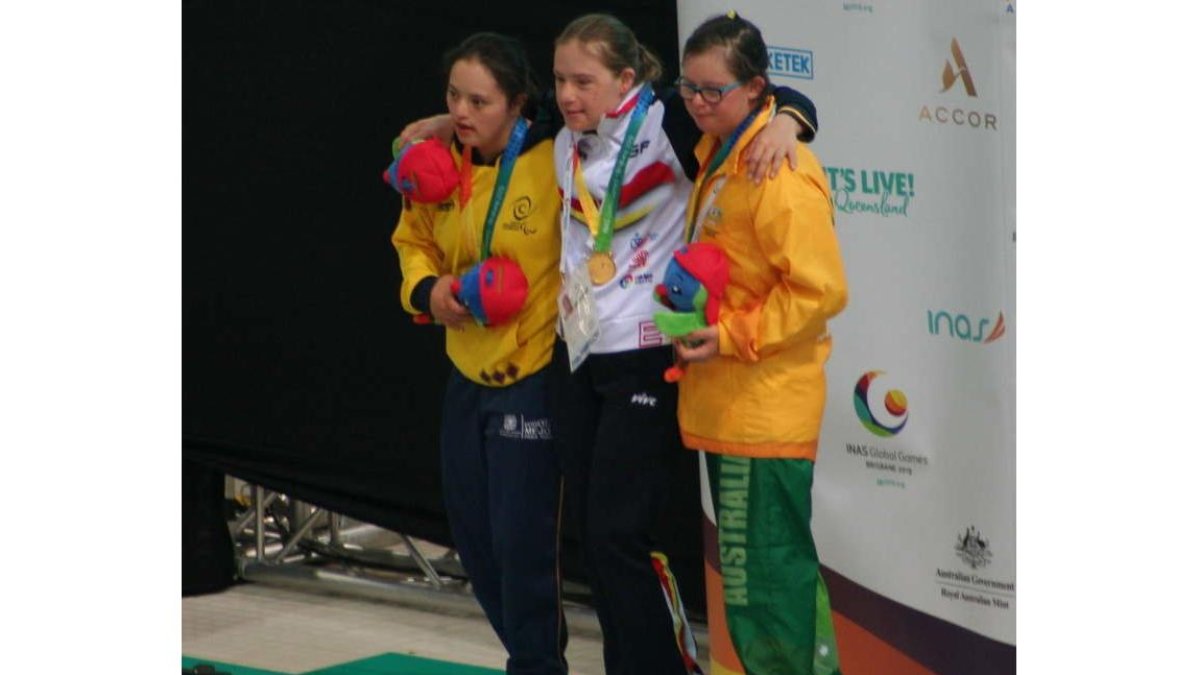 La nadadora leonesa sumaba un oro y una plata en la última jornada para añadir a su palmarés. DL