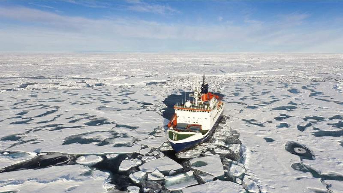 Un buque del Instituto de Investigación Polar y Marina navega por el Ártico.