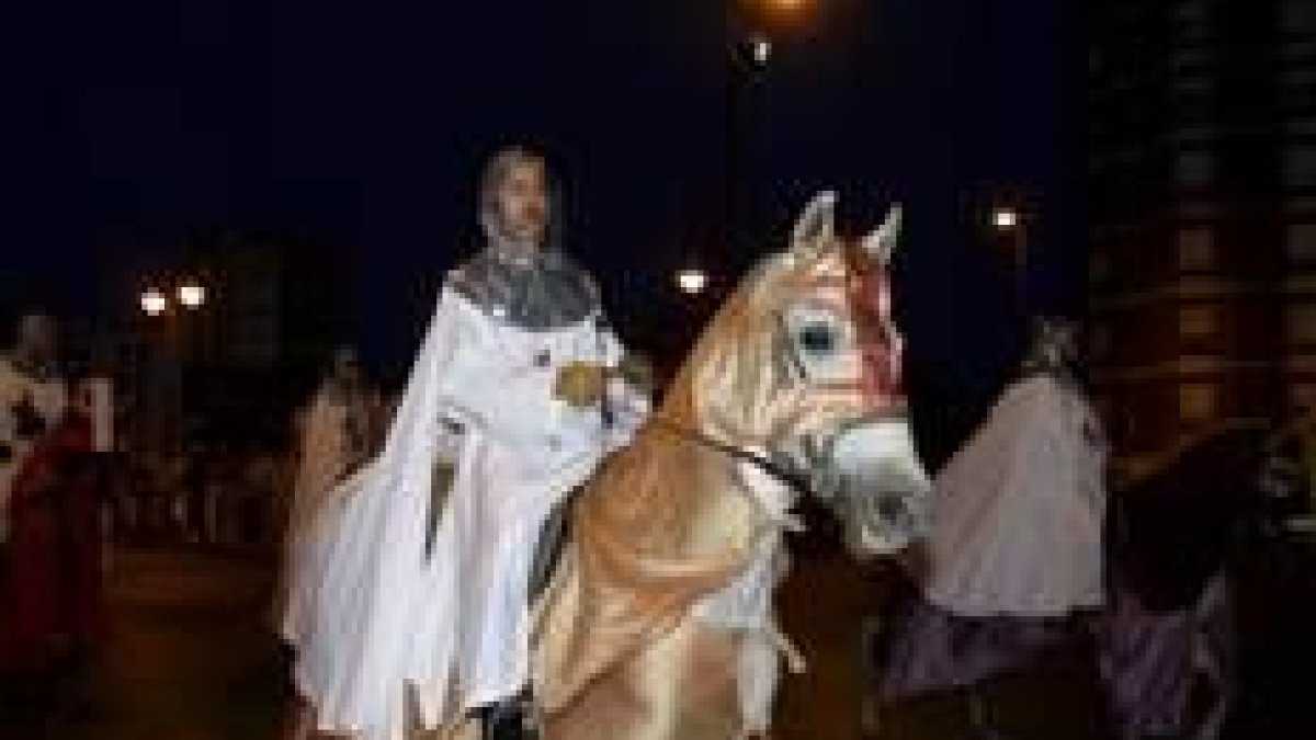 Los templarios de Guido de Garda llegaron a caballo, entre la expectación de muchos ponferradinos
