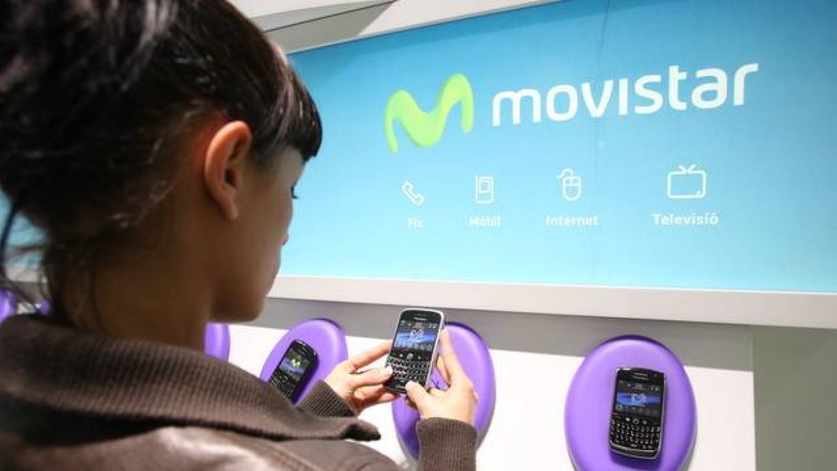 Una usuaris, en una oficina de Movistar.