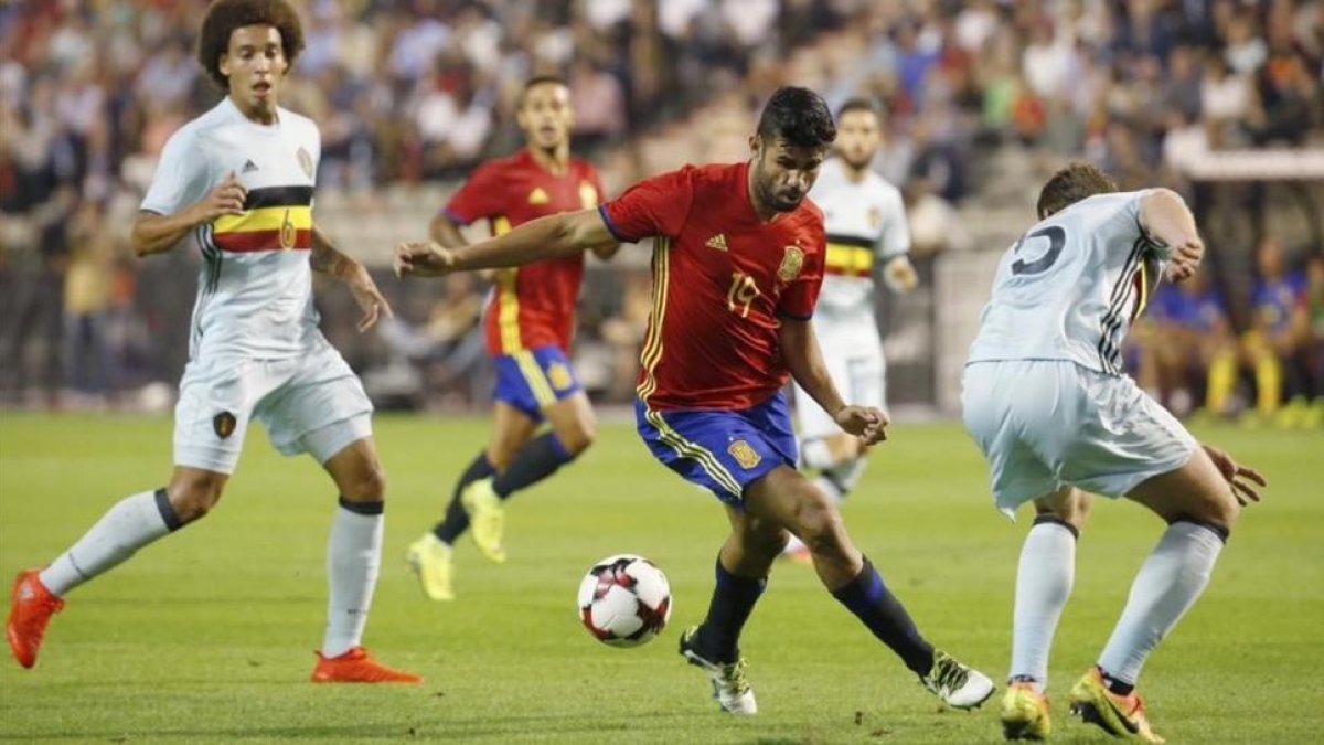 Diego Costa controla un balón, durante al amistoso entre España y Bélgica disputado en Bruselas.