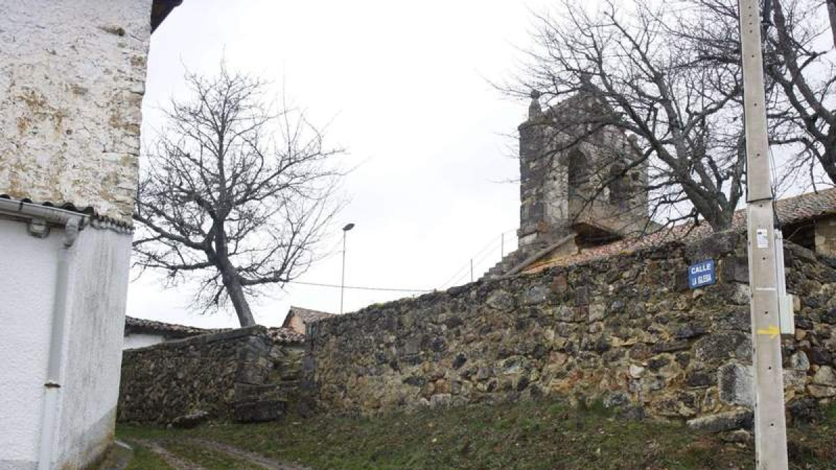 La calle La Iglesia de San Pedro de Foncollada aún está en tierra. CAMPOS