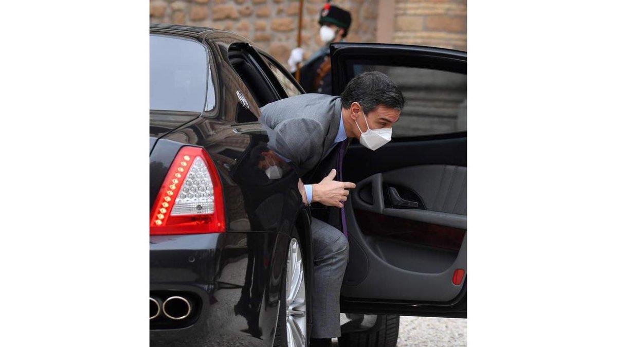 Pedro Sánchez se baja del coche en Roma el viernes para su entrevista con Mario Dragh. ETTORE FERRARI