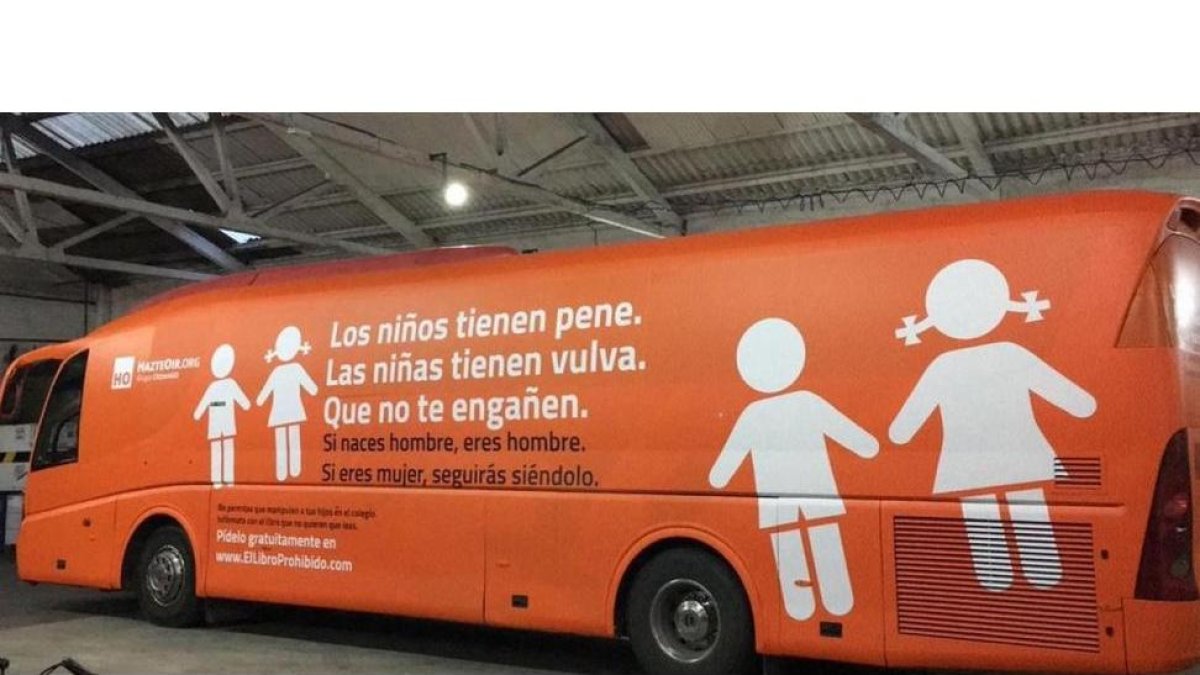 Autobús que recorre Madrid con el polémico mensaje del grupo ultracatólico Hazte oír, este martes.