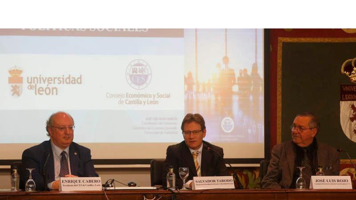 Enrique Cabero, Salvador Tarodo y José Luis Rojo, en la presentación del seminario. FERNANDO OTERO