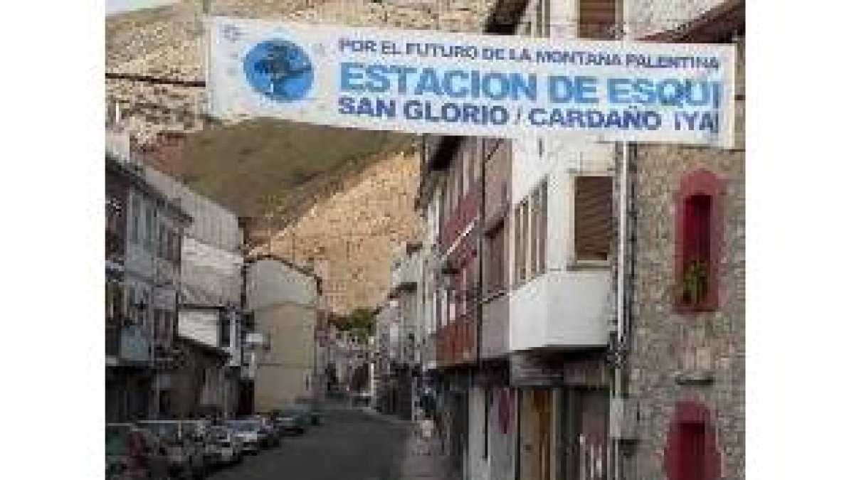 Pancarta en Velilla del Río Carrión, en defensa de la montaña palentina