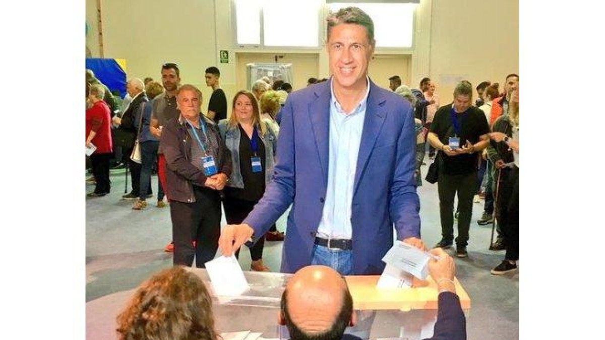 El líder del PP en Badalona, Xavier García Albiol, votando en las elecciones municipales este 26 de mayo.