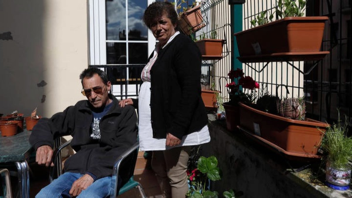 Jesús y Mariana, en la terraza de la casa hogar San Vicente de Paúl donde residen temporalmente. FERNANDO OTERO